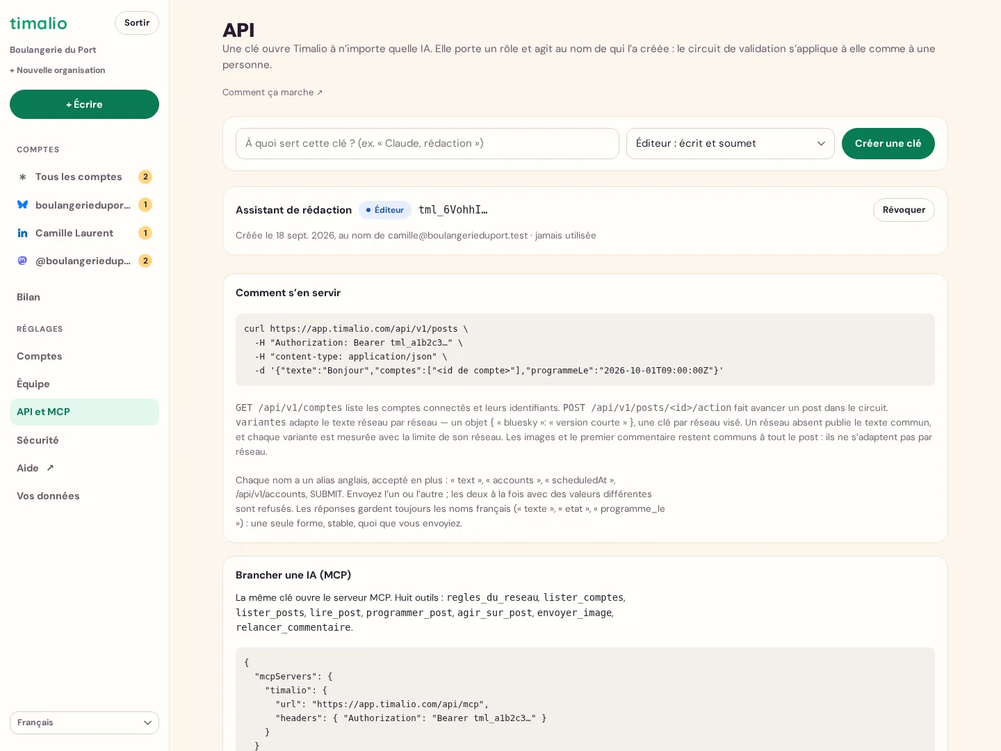 La page API et MCP de Timalio : une clé d’éditeur, un exemple curl qui programme un post avec texte, comptes et programmeLe, la note sur les alias anglais, la liste des huit outils et la configuration du serveur MCP.