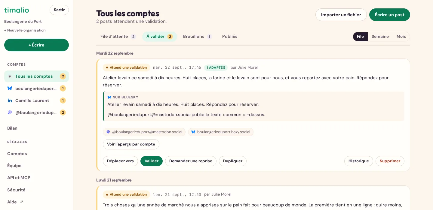 L’onglet « À valider » de Timalio, pour une boulangerie inventée : deux posts écrits par une rédactrice attendent une validation, chacun avec les boutons Valider et Demander une reprise, ses comptes visés, et pour le premier sa version adaptée à Bluesky.